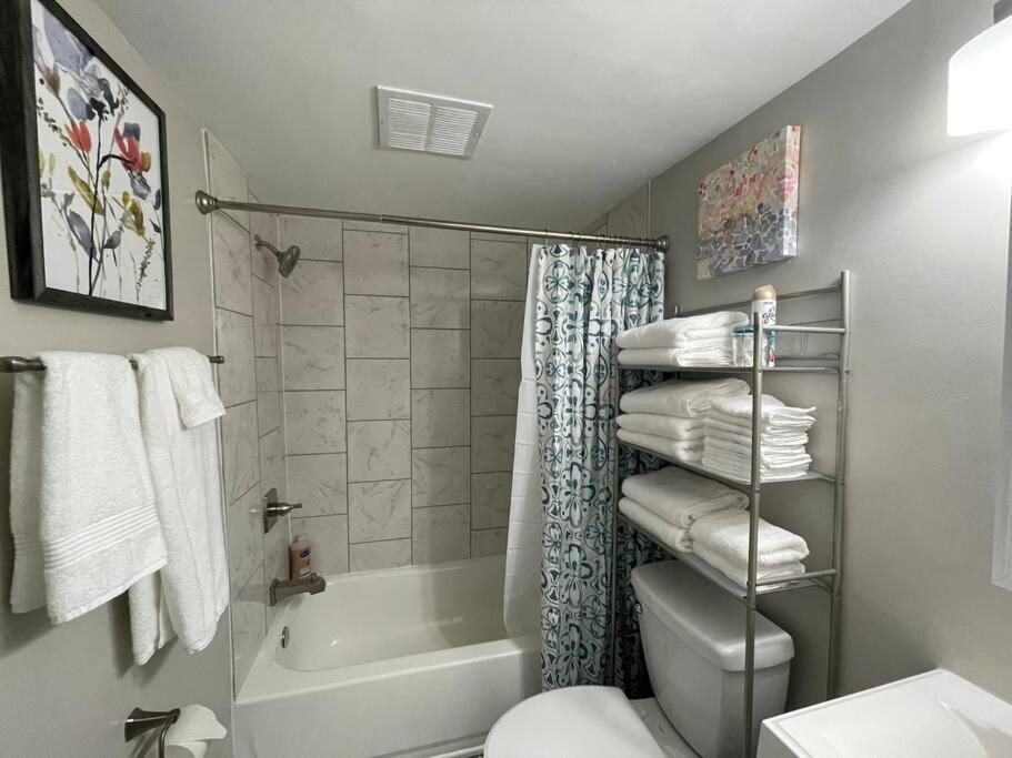 * Prime Place * Pet Friendly * King Bed * 더럼 외부 사진
